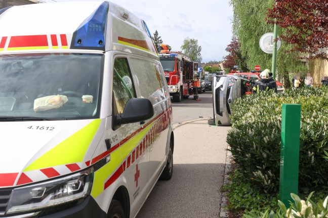 Menschenrettung nach schwerem Verkehrsunfall zwischen zwei PKW in Wels-Pernau