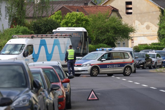 Menschenrettung nach schwerem Verkehrsunfall zwischen zwei PKW in Wels-Pernau