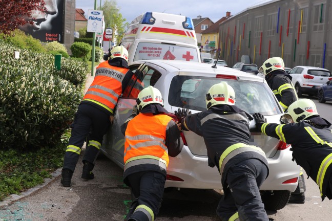 Menschenrettung nach schwerem Verkehrsunfall zwischen zwei PKW in Wels-Pernau