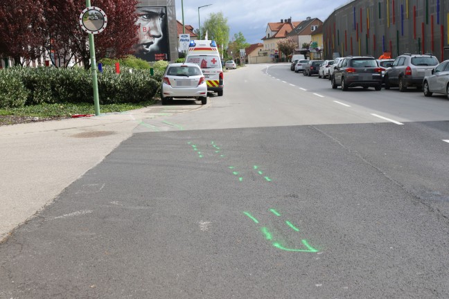 Menschenrettung nach schwerem Verkehrsunfall zwischen zwei PKW in Wels-Pernau