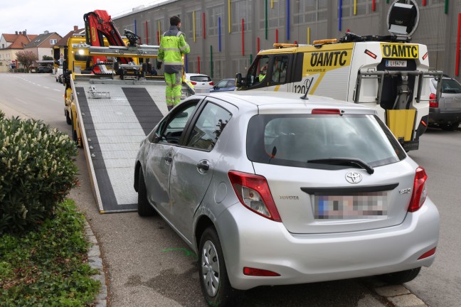 Menschenrettung nach schwerem Verkehrsunfall zwischen zwei PKW in Wels-Pernau