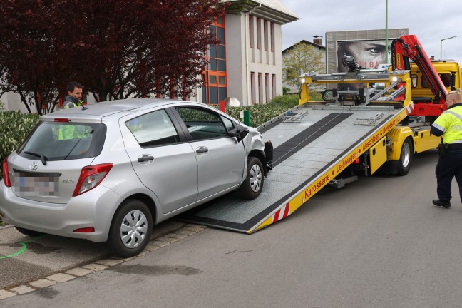 Menschenrettung nach schwerem Verkehrsunfall zwischen zwei PKW in Wels-Pernau