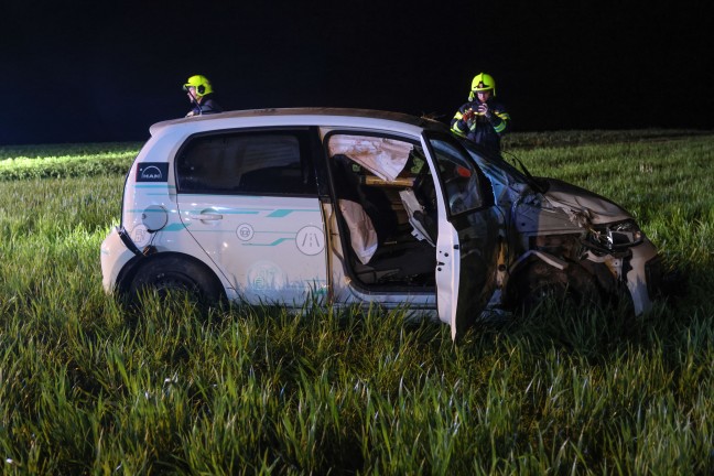 Ein Verletzter: Auto bei Verkehrsunfall in Niederneukirchen in Feld berschlagen