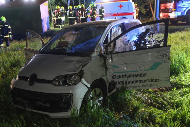 Ein Verletzter: Auto bei Verkehrsunfall in Niederneukirchen in Feld berschlagen