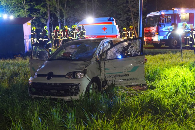 Ein Verletzter: Auto bei Verkehrsunfall in Niederneukirchen in Feld berschlagen