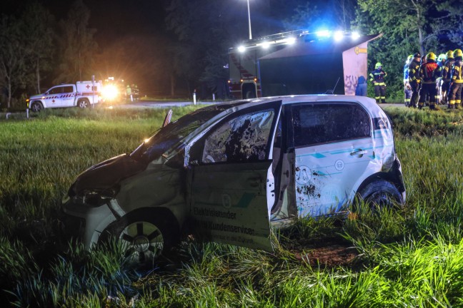 Ein Verletzter: Auto bei Verkehrsunfall in Niederneukirchen in Feld berschlagen