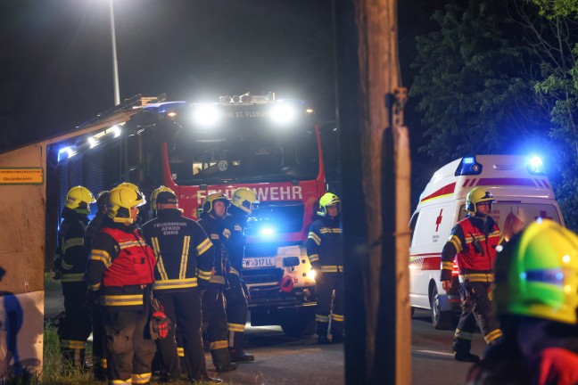 Ein Verletzter: Auto bei Verkehrsunfall in Niederneukirchen in Feld berschlagen