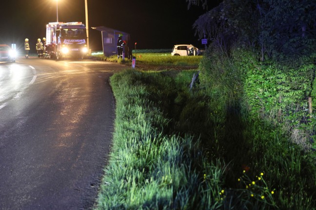 Ein Verletzter: Auto bei Verkehrsunfall in Niederneukirchen in Feld berschlagen