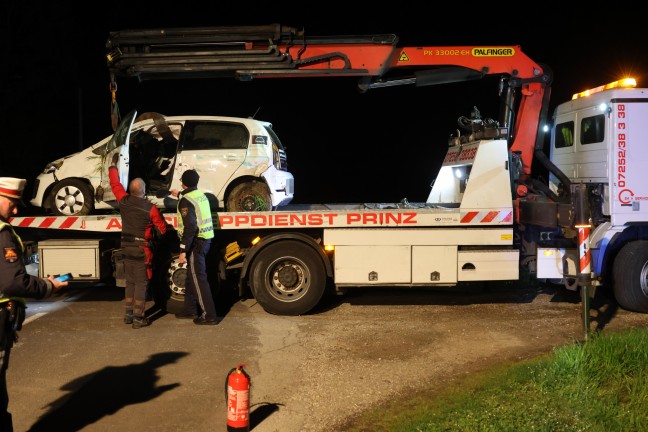 Ein Verletzter: Auto bei Verkehrsunfall in Niederneukirchen in Feld berschlagen