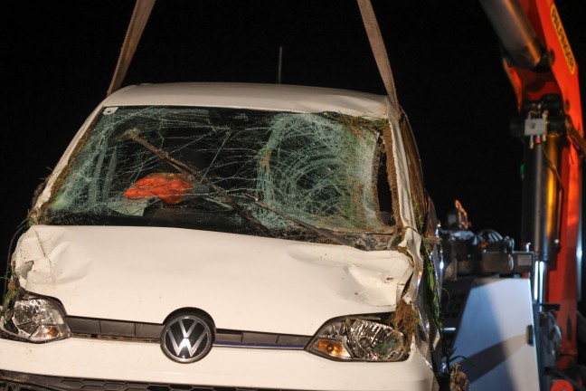 Ein Verletzter: Auto bei Verkehrsunfall in Niederneukirchen in Feld berschlagen