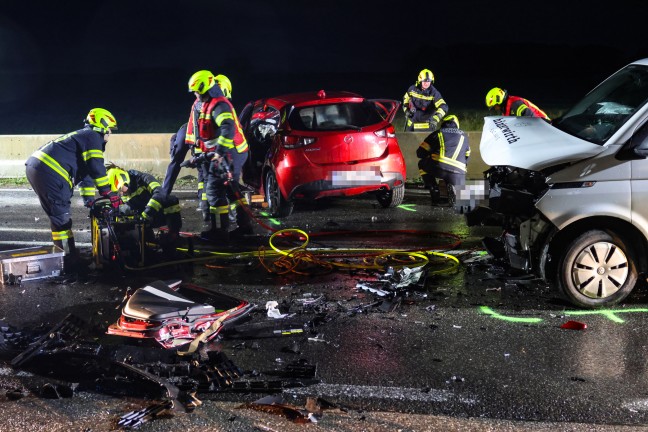 Schwerer Verkehrsunfall zwischen Auto und Kleintransporter auf Salzkammergutstrae bei Pinsdorf