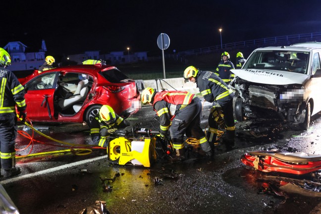 Schwerer Verkehrsunfall zwischen Auto und Kleintransporter auf Salzkammergutstrae bei Pinsdorf