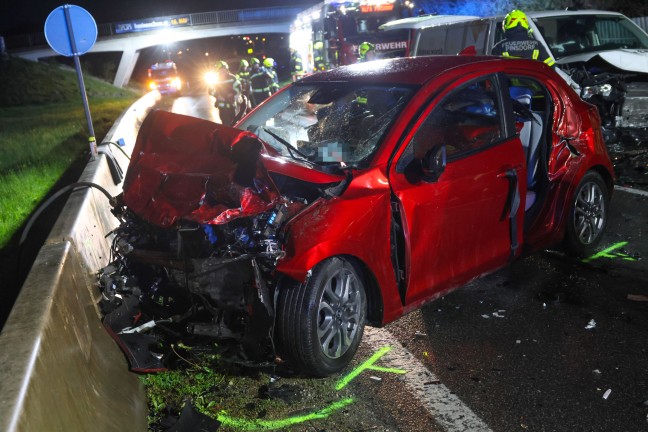 Schwerer Verkehrsunfall zwischen Auto und Kleintransporter auf Salzkammergutstrae bei Pinsdorf