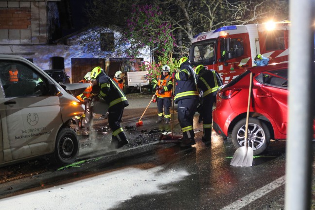 Schwerer Verkehrsunfall zwischen Auto und Kleintransporter auf Salzkammergutstrae bei Pinsdorf