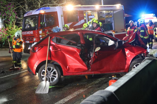 Schwerer Verkehrsunfall zwischen Auto und Kleintransporter auf Salzkammergutstrae bei Pinsdorf