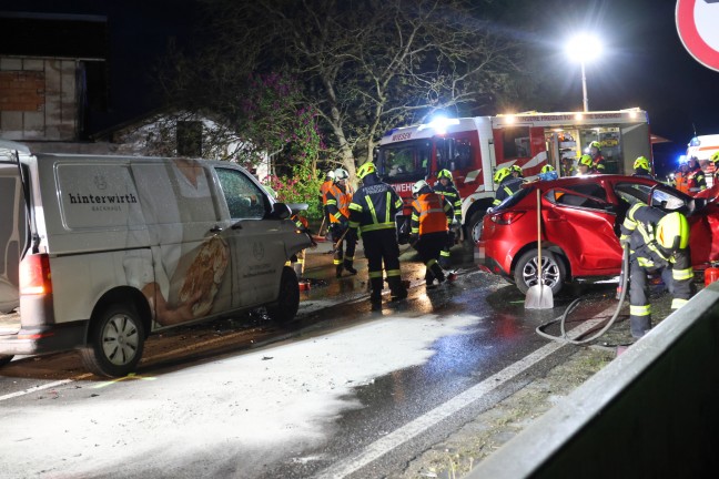 Schwerer Verkehrsunfall zwischen Auto und Kleintransporter auf Salzkammergutstrae bei Pinsdorf