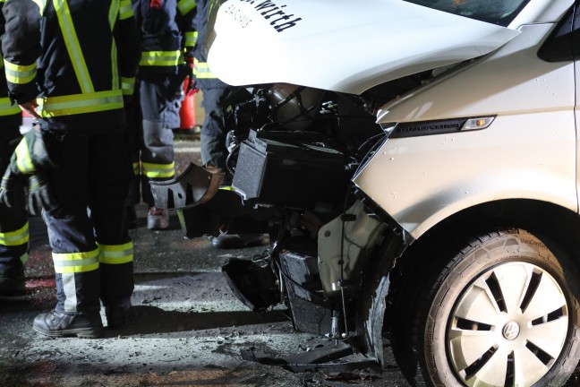 Schwerer Verkehrsunfall zwischen Auto und Kleintransporter auf Salzkammergutstrae bei Pinsdorf