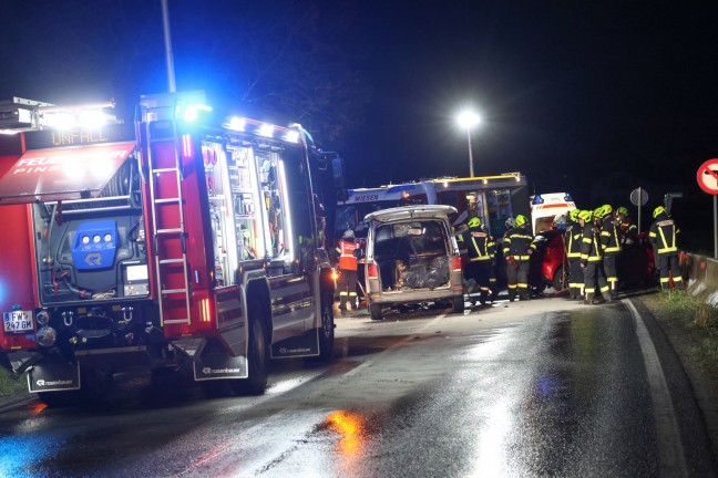 Schwerer Verkehrsunfall zwischen Auto und Kleintransporter auf Salzkammergutstrae bei Pinsdorf