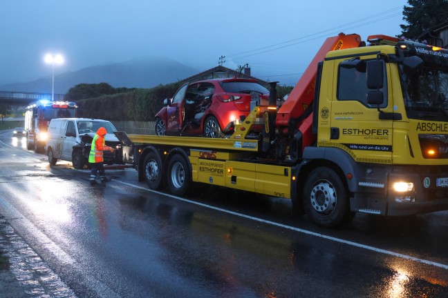 Schwerer Verkehrsunfall zwischen Auto und Kleintransporter auf Salzkammergutstrae bei Pinsdorf