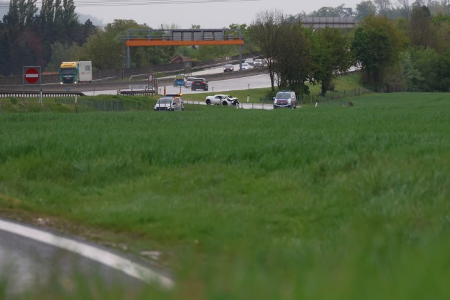 Sportwagen krachte auf Westautobahn bei Linz-Ebelsberg gegen Mittelleitschiene