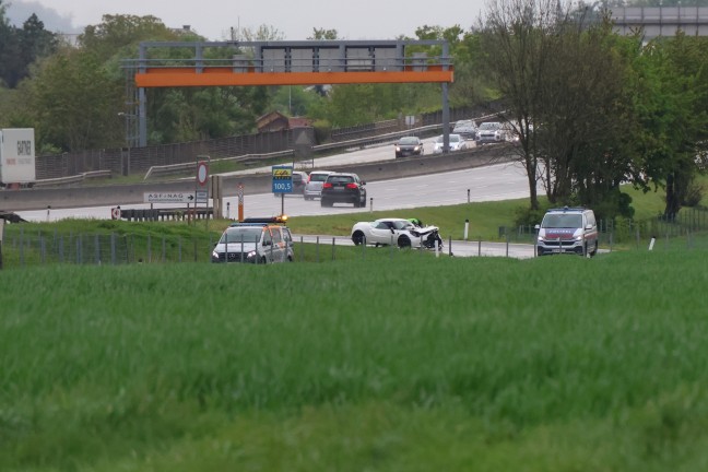 Sportwagen krachte auf Westautobahn bei Linz-Ebelsberg gegen Mittelleitschiene