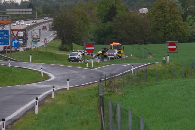 Sportwagen krachte auf Westautobahn bei Linz-Ebelsberg gegen Mittelleitschiene