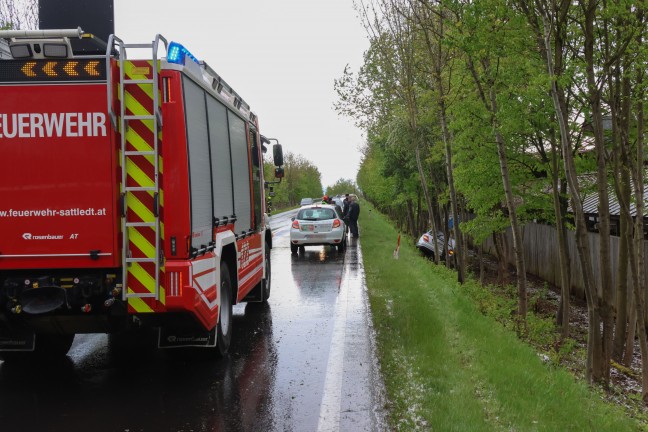 Auto bei heftigem Graupelschauer von Pyhrnpass Strae in Sattledt abgekommen und gegen Baum gekracht