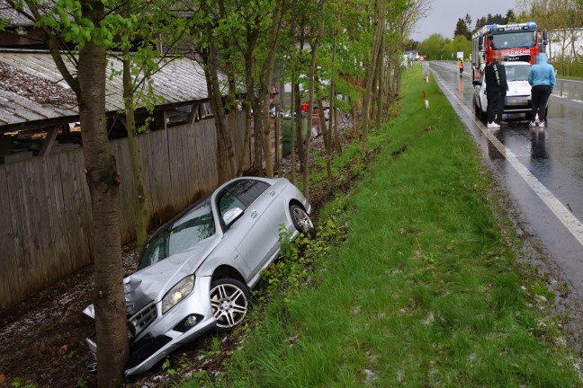 Auto bei heftigem Graupelschauer von Pyhrnpass Strae in Sattledt abgekommen und gegen Baum gekracht