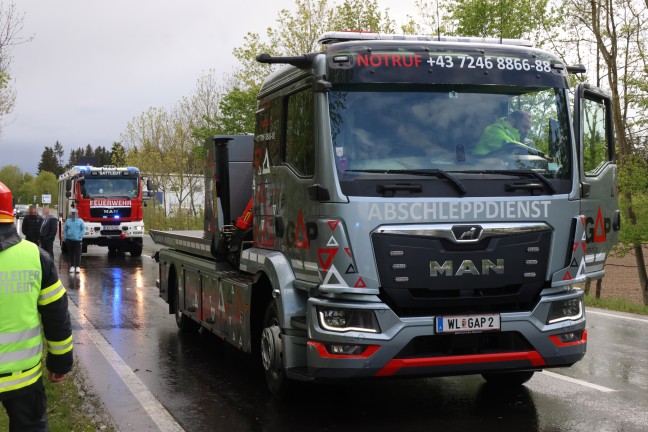 Auto bei heftigem Graupelschauer von Pyhrnpass Strae in Sattledt abgekommen und gegen Baum gekracht