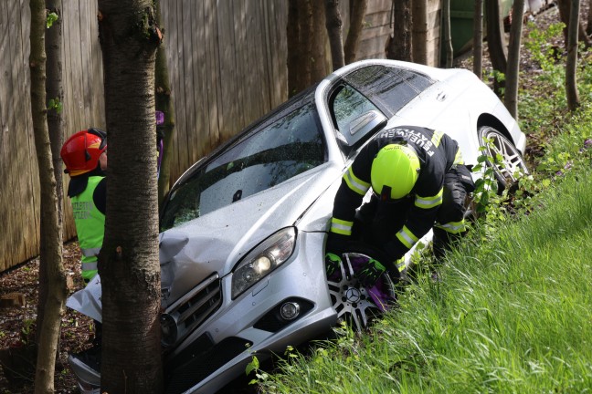 Auto bei heftigem Graupelschauer von Pyhrnpass Strae in Sattledt abgekommen und gegen Baum gekracht