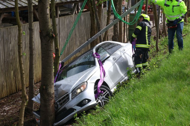 Auto bei heftigem Graupelschauer von Pyhrnpass Strae in Sattledt abgekommen und gegen Baum gekracht