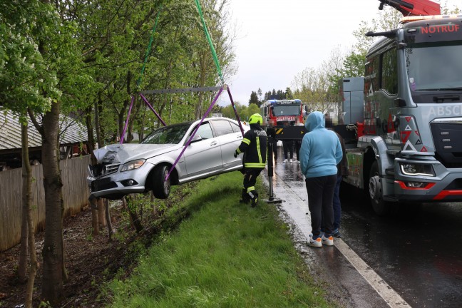 Auto bei heftigem Graupelschauer von Pyhrnpass Strae in Sattledt abgekommen und gegen Baum gekracht