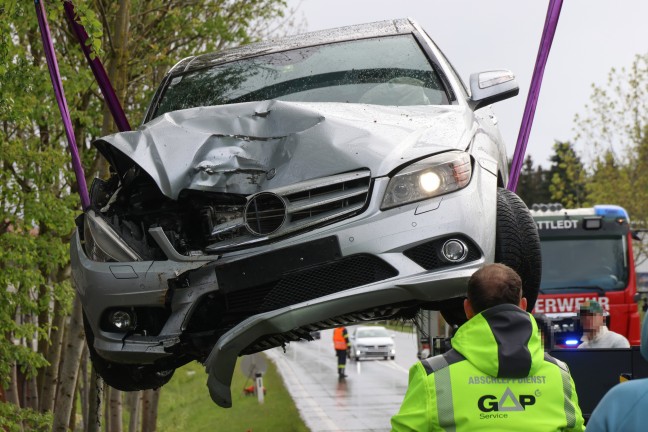 Auto bei heftigem Graupelschauer von Pyhrnpass Strae in Sattledt abgekommen und gegen Baum gekracht