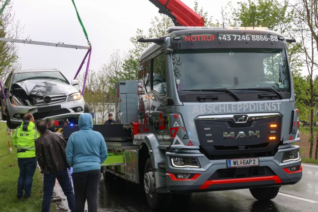 Auto bei heftigem Graupelschauer von Pyhrnpass Strae in Sattledt abgekommen und gegen Baum gekracht