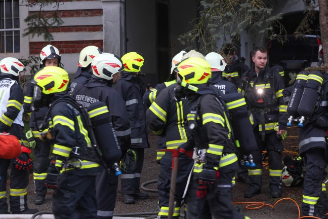 Acht Feuerwehren bei Zimmerbrand auf einem Bauernhof in Waldneukirchen im Einsatz