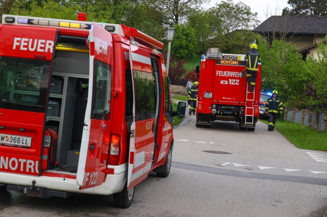 Lenker verletzt: Auto in Kronstorf gegen Gartenmauer geprallt