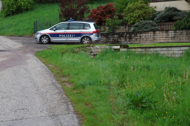 Lenker verletzt: Auto in Kronstorf gegen Gartenmauer geprallt