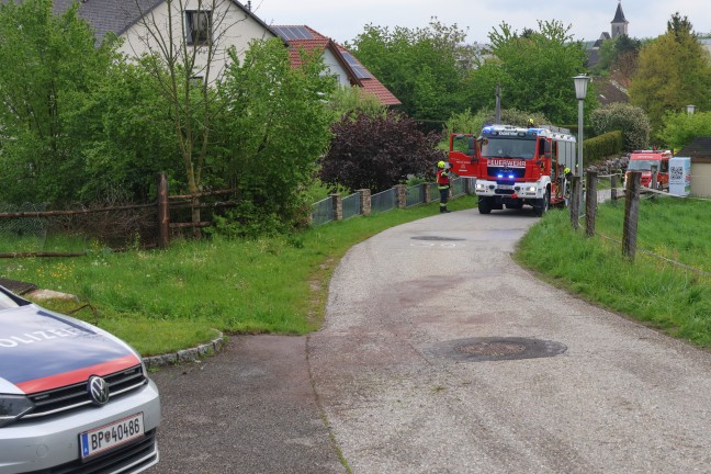 Lenker verletzt: Auto in Kronstorf gegen Gartenmauer geprallt