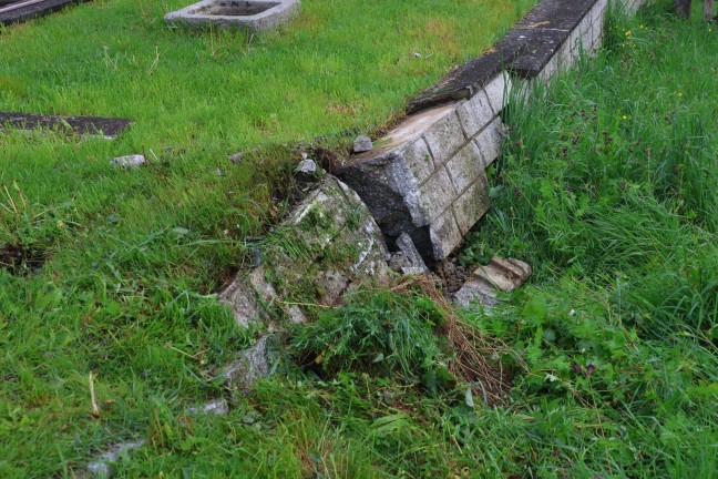 Lenker verletzt: Auto in Kronstorf gegen Gartenmauer geprallt