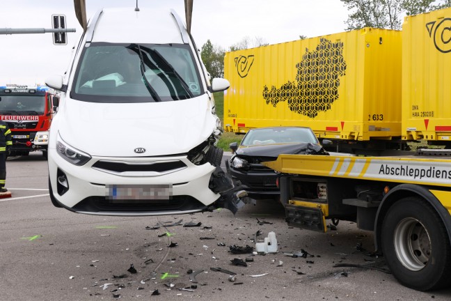 Kreuzungscrash zwischen zwei PKW in Allhaming endet glimpflicher als anfangs befrchtet