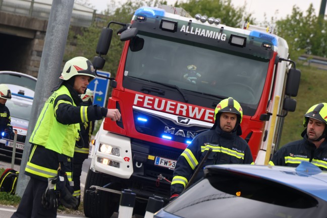 Kreuzungscrash zwischen zwei PKW in Allhaming endet glimpflicher als anfangs befrchtet