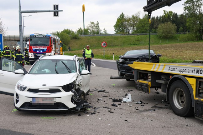 Kreuzungscrash zwischen zwei PKW in Allhaming endet glimpflicher als anfangs befrchtet