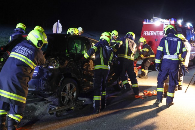 Schwerer Crash zwischen zwei PKW auf Wallerner Strae bei Fraham fordert zwei Verletzte