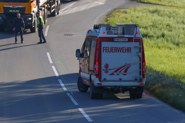 Aufrumarbeiten nach Verkehrsunfall zwischen Linienbus und PKW in Steinerkirchen an der Traun