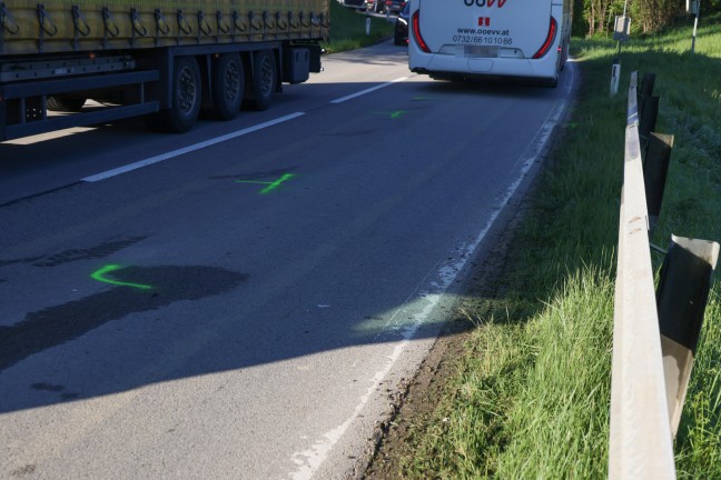 Aufrumarbeiten nach Verkehrsunfall zwischen Linienbus und PKW in Steinerkirchen an der Traun