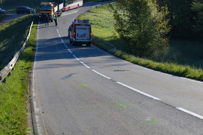 Aufrumarbeiten nach Verkehrsunfall zwischen Linienbus und PKW in Steinerkirchen an der Traun