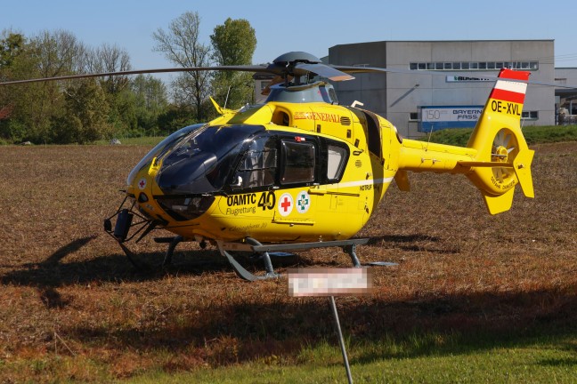 Rettung, Notarzthubschrauber und Polizei in Marchtrenk im Einsatz