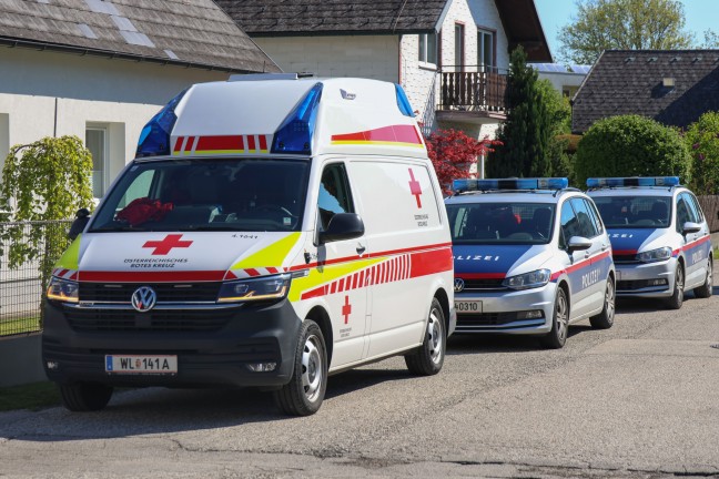 Rettung, Notarzthubschrauber und Polizei in Marchtrenk im Einsatz