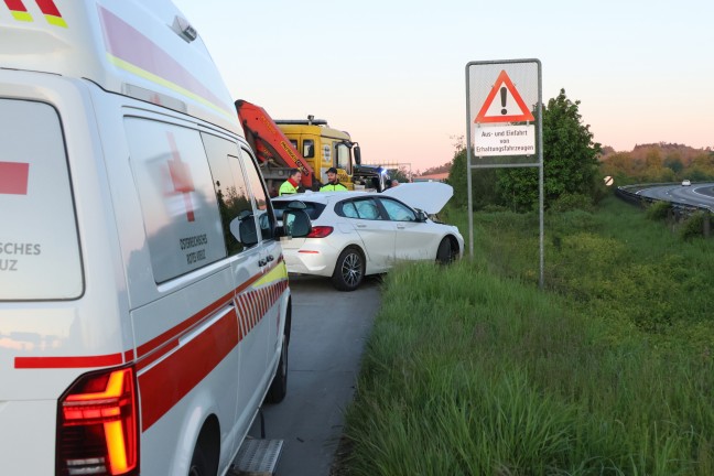 Unfall endet glimpflich: Auto auf Westautobahn bei Pucking in Leitschiene gekracht