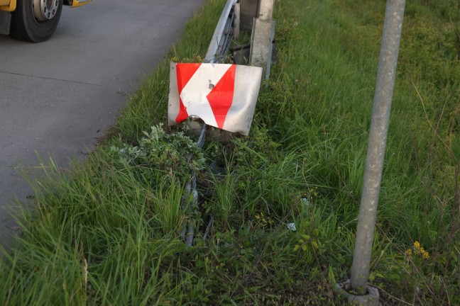 Unfall endet glimpflich: Auto auf Westautobahn bei Pucking in Leitschiene gekracht